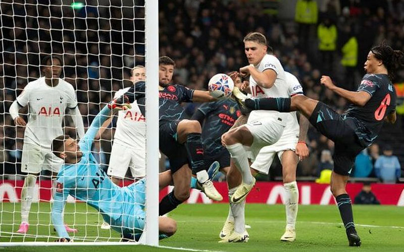 Bàn thắng giúp Man City hạ Tottenham gây tranh cãi